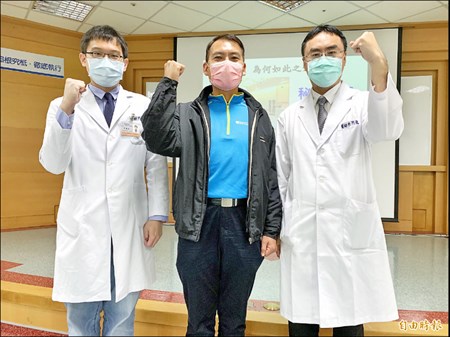 黃先生（中）昨天感謝尹廣宬醫師（左）和李芃逸醫師（右）助他抗癌成功。（記者蔡淑媛攝）