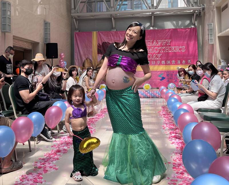 黃姓孕媽咪露出8個月大的肚子，帶著女兒一起妝扮成人魚公主走秀、跳美人魚舞，獲得冠軍。（林新醫院提供）
