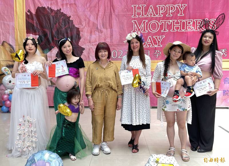 林新醫院舉行孕好媽咪走秀比賽，奪得前5名的孕媽咪各個美麗、才華洋溢。（記者蔡淑媛攝）